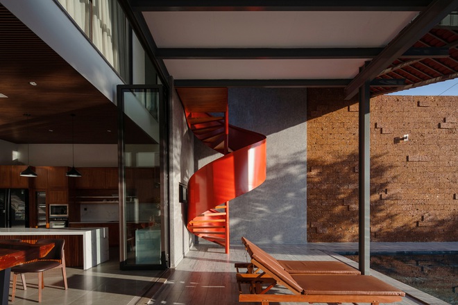 Nhà mái ngói đỏ gấp nếp độc đáo giữa lòng Sài Gòn - 5