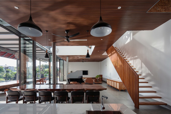 Nhà mái ngói đỏ gấp nếp độc đáo giữa lòng Sài Gòn - 4